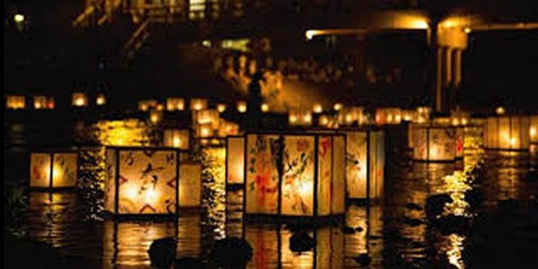 長崎精霊流し8月16日は 月遅れ盆送り火 記念日 山は大文字 海は精霊流し